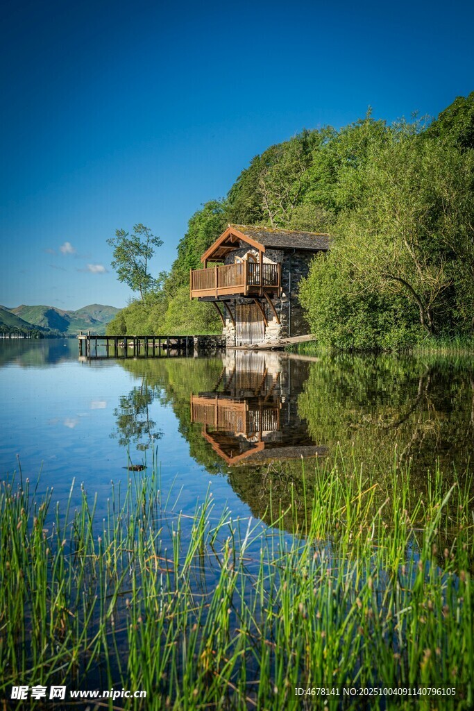湖畔木屋自然静谧之景