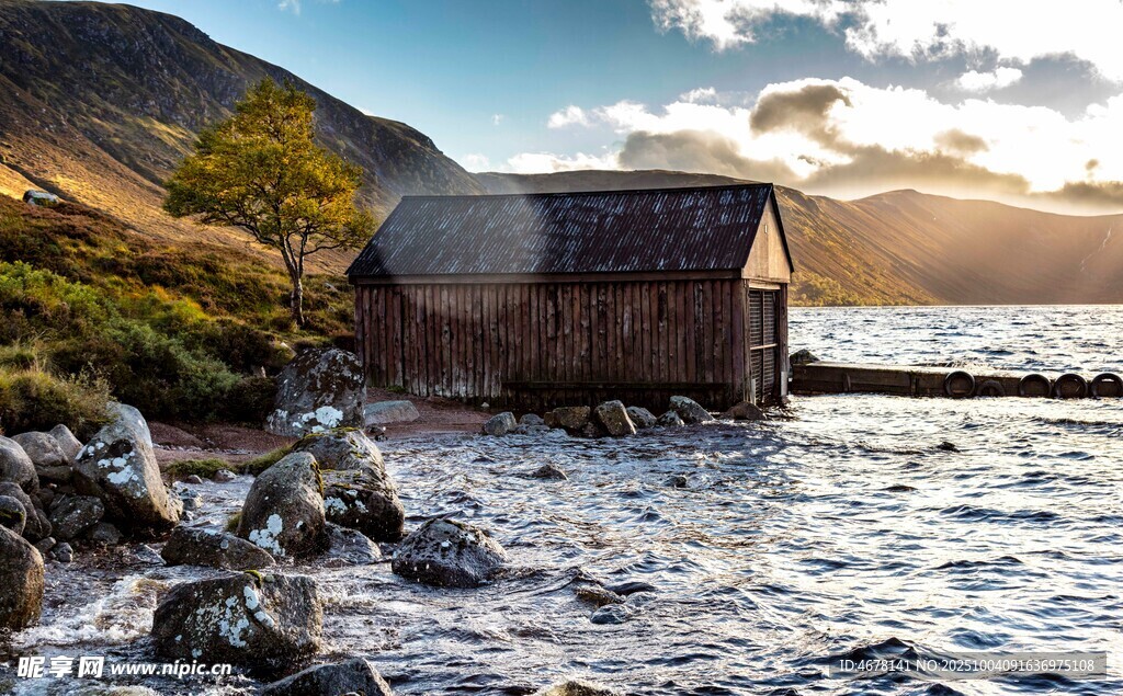 湖畔小屋自然静谧之景