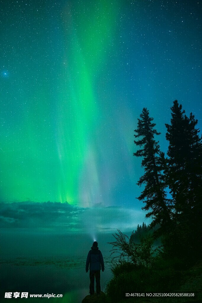 人赏夜空中绚烂的极光