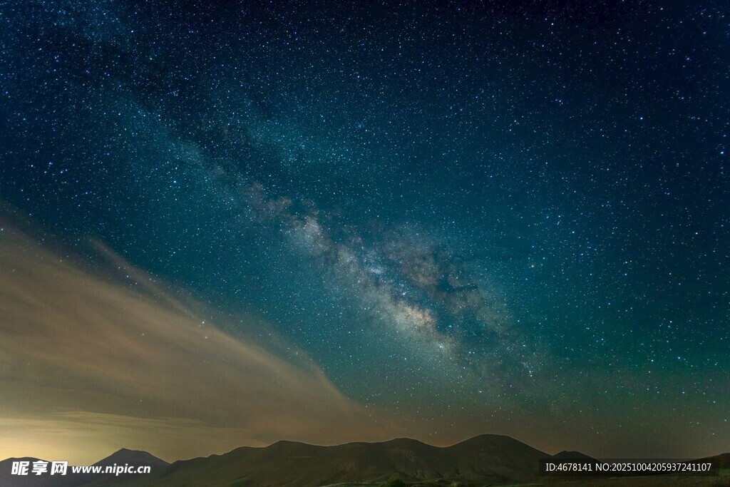 壮丽星空下的山峦美景