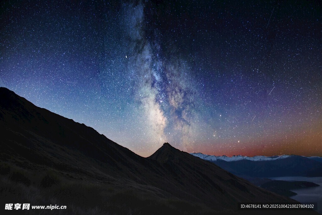 山间璀璨银河夜景