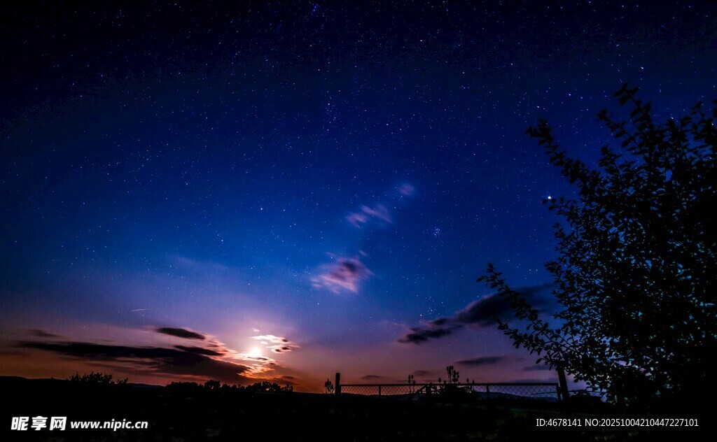 夜幕下的星空与天边霞光