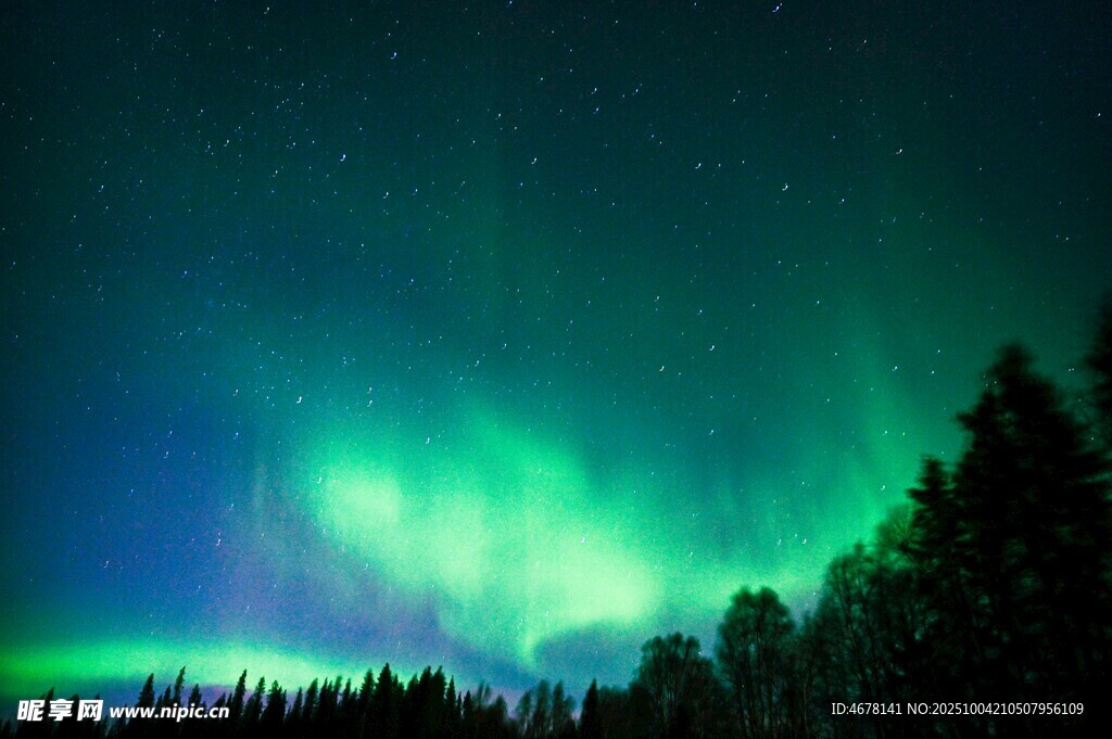 夜空中绚烂的北极光美景