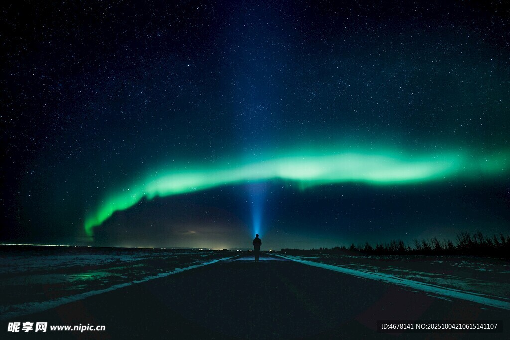 夜路上的梦幻极光美景