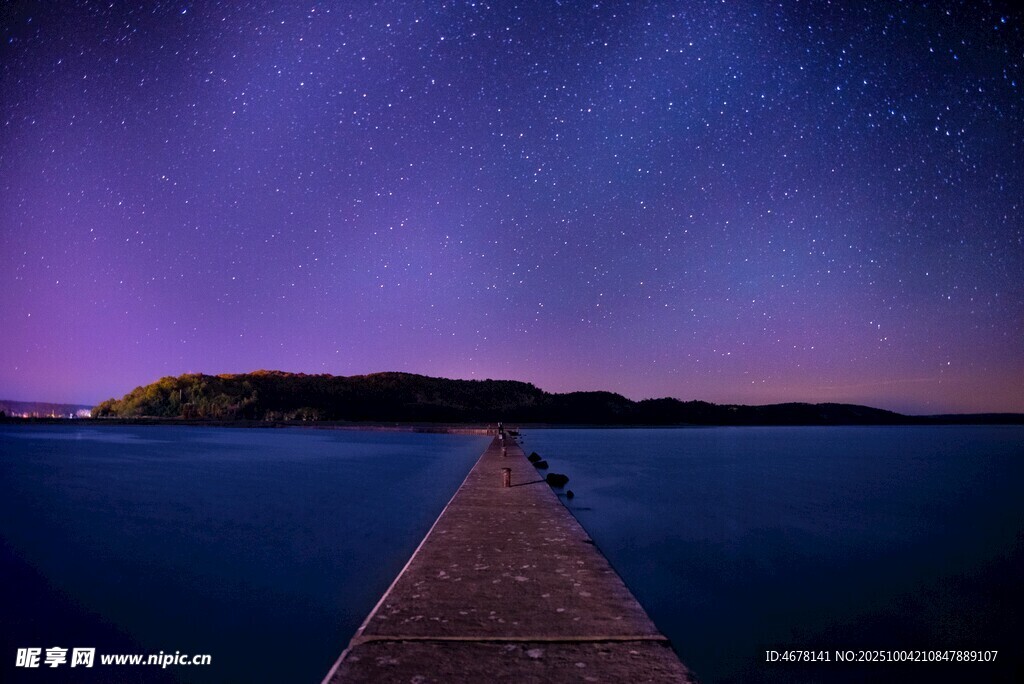 梦幻星空下的静谧栈桥