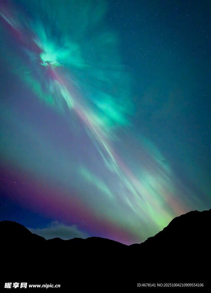 夜空中绚烂的极光美景
