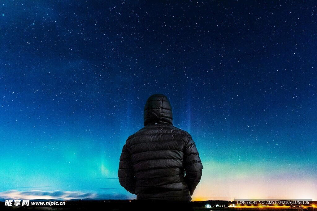 独赏星空夜景的背影