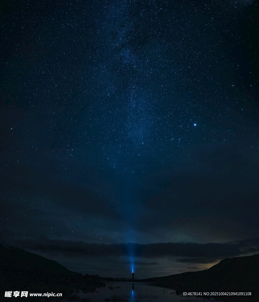 夜空下的璀璨星河与光束