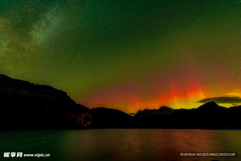 极光映照下的山水夜景