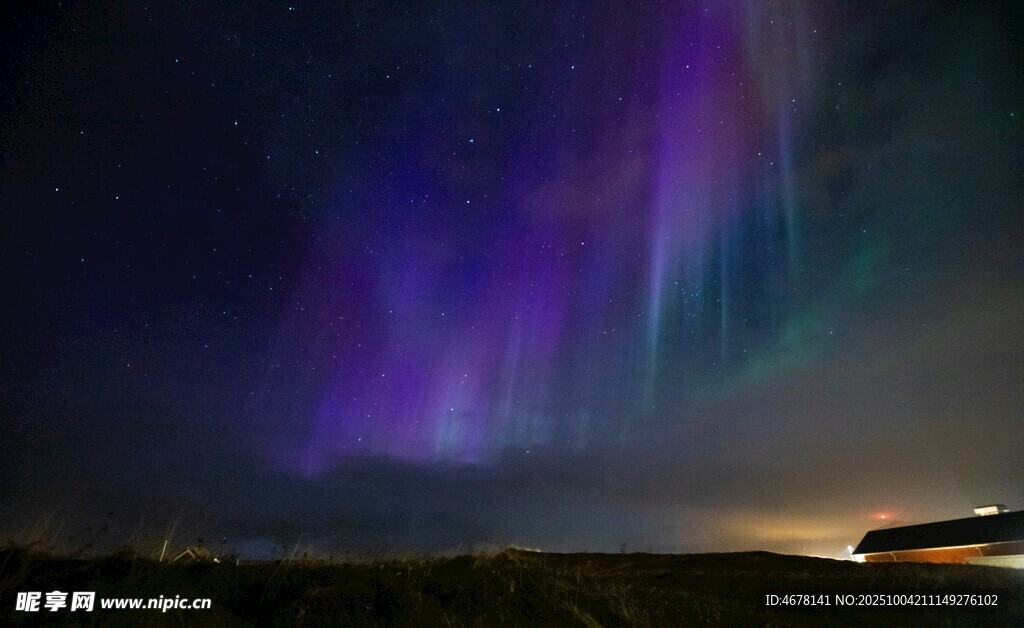 夜空中绚烂的极光美景