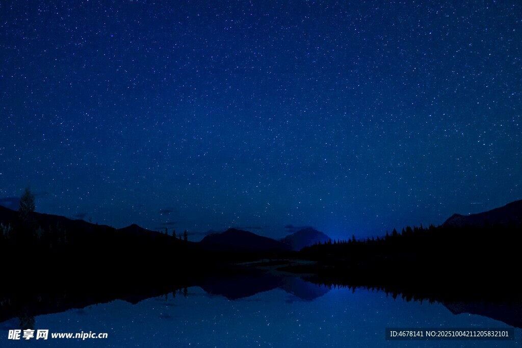 静谧夜空下的山水倒影