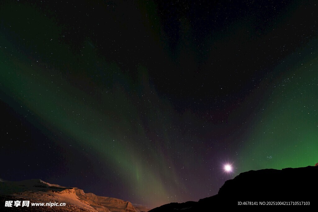 夜空中绚烂的极光美景