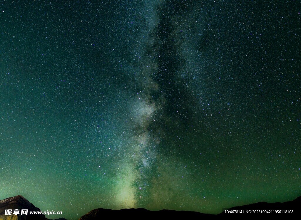 璀璨星河下的壮丽夜空
