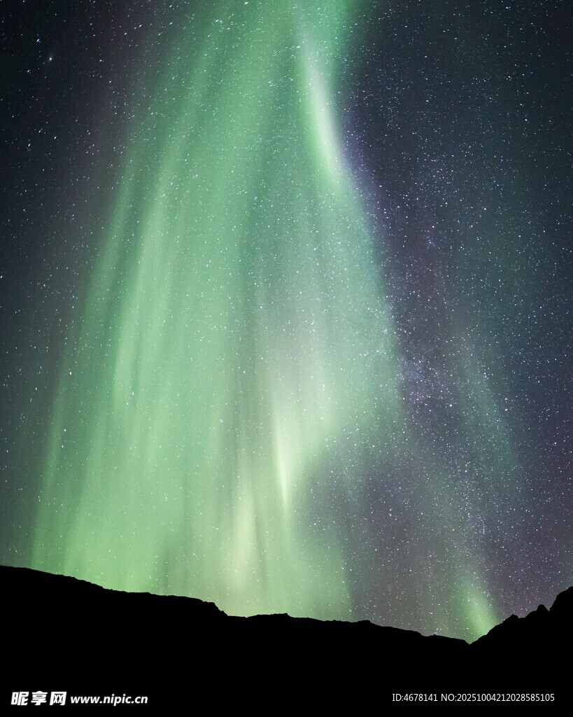 夜空中绚烂的极光美景