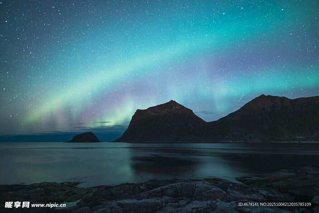 极光映照下的山海夜景