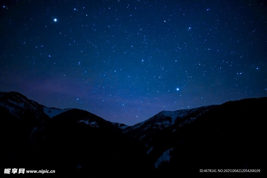 山间夜空繁星闪烁