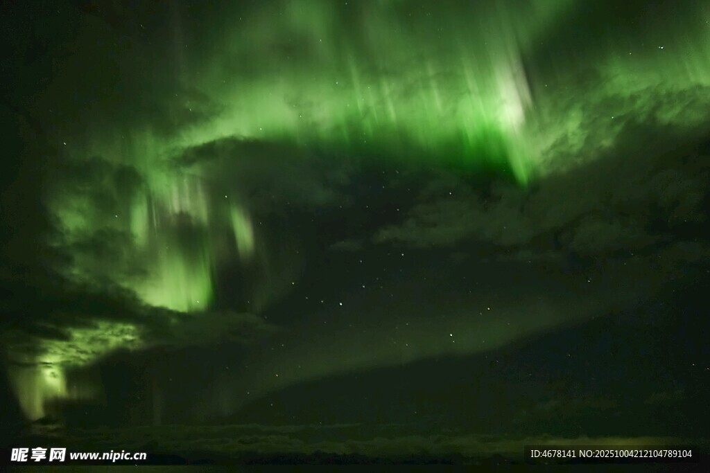 夜空中的梦幻绿色极光