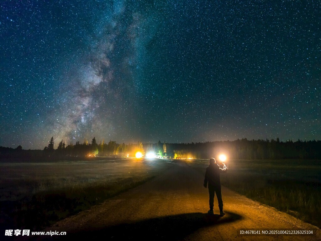 夜路旅人赏璀璨星河
