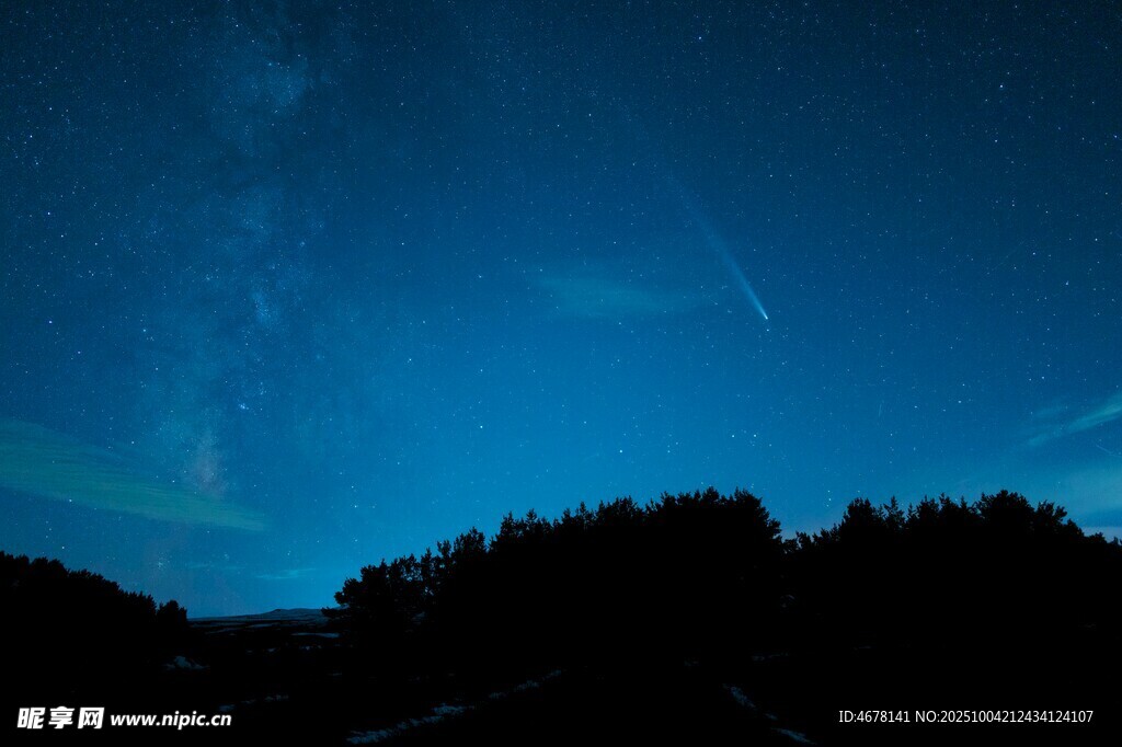 夜空下的山林与闪烁星光