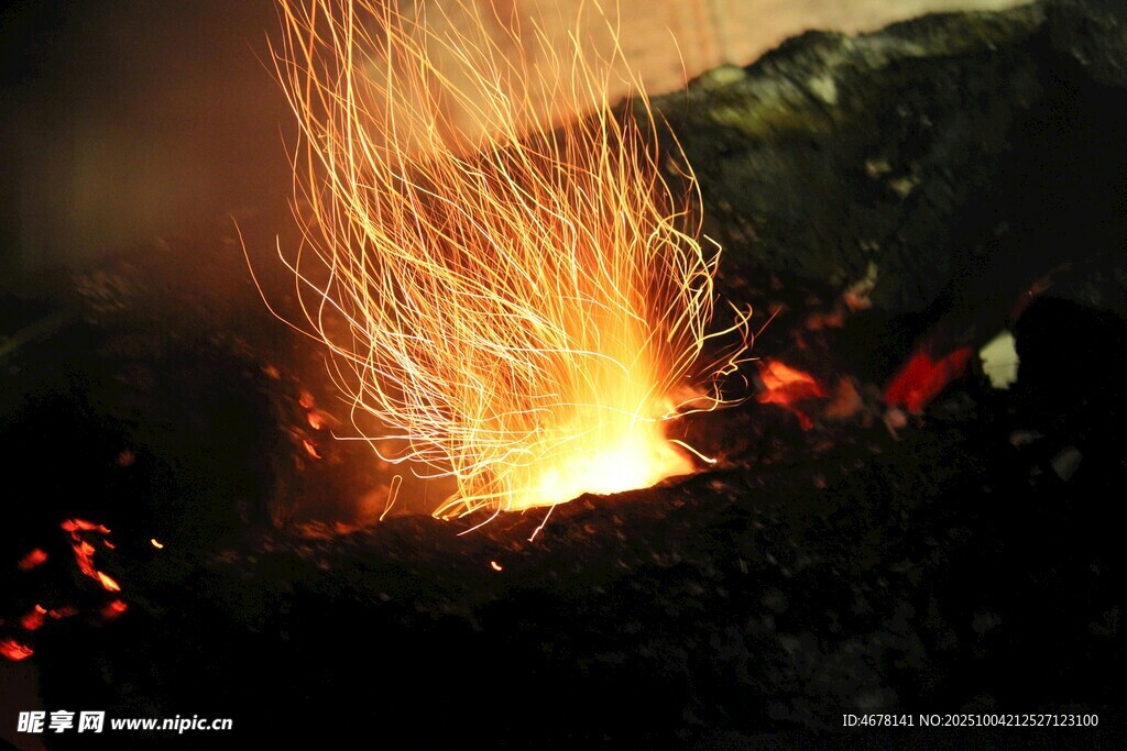 火山喷发瞬间壮观景象