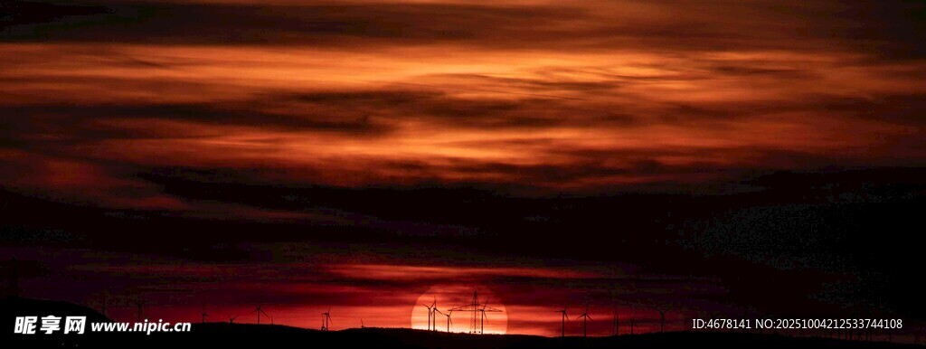 夕阳西下的绚烂天空