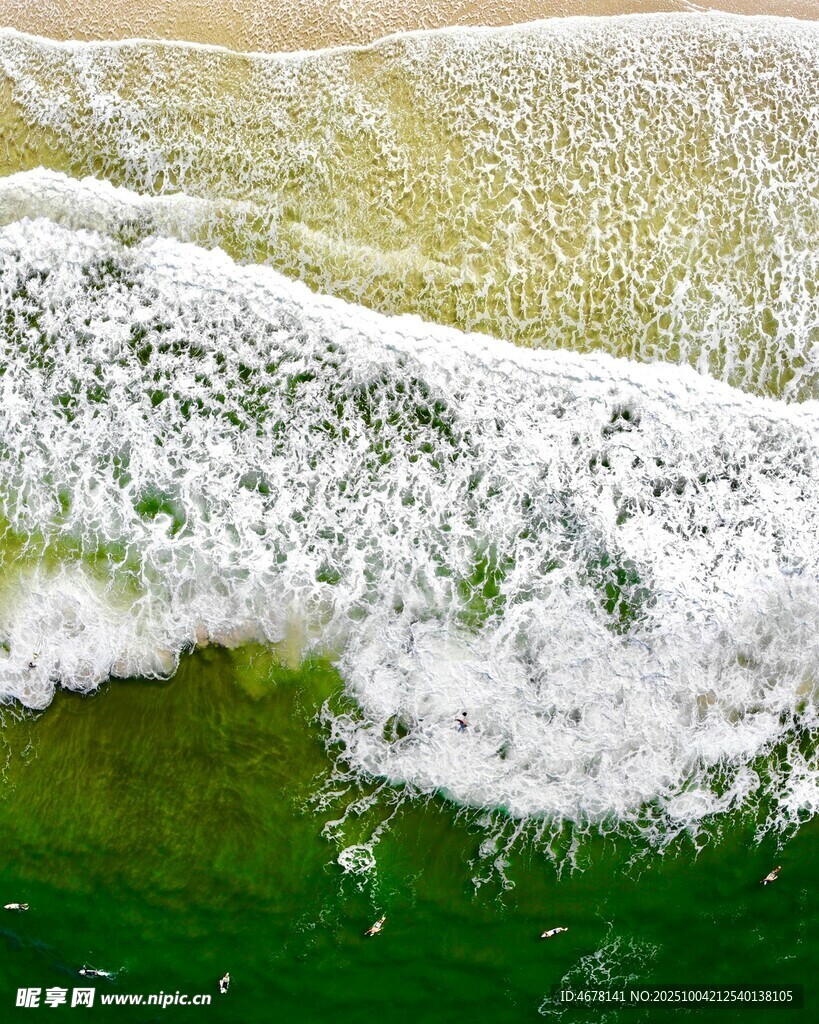 海浪翻涌的翠绿海面