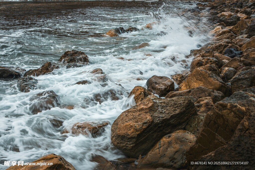 海浪拍击岸边嶙峋岩石