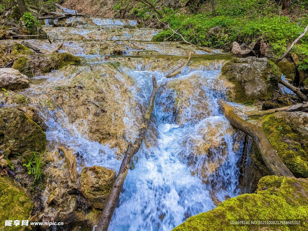 山间溪流小瀑布美景
