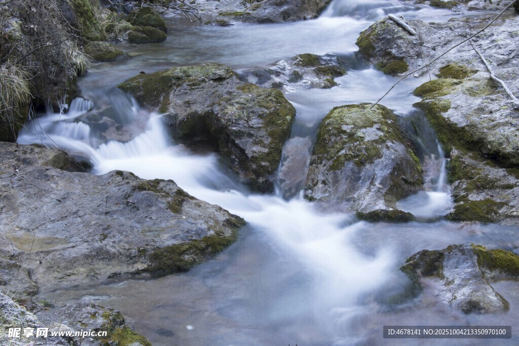 山间潺潺溪流