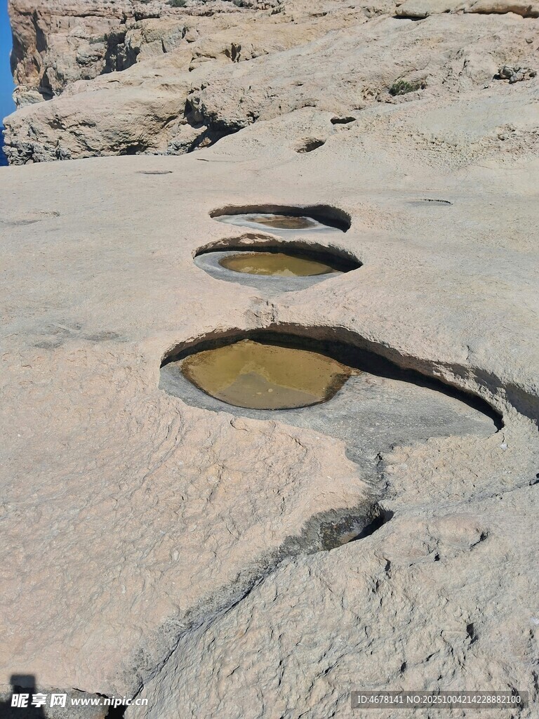 沙漠中的神秘圆形凹陷