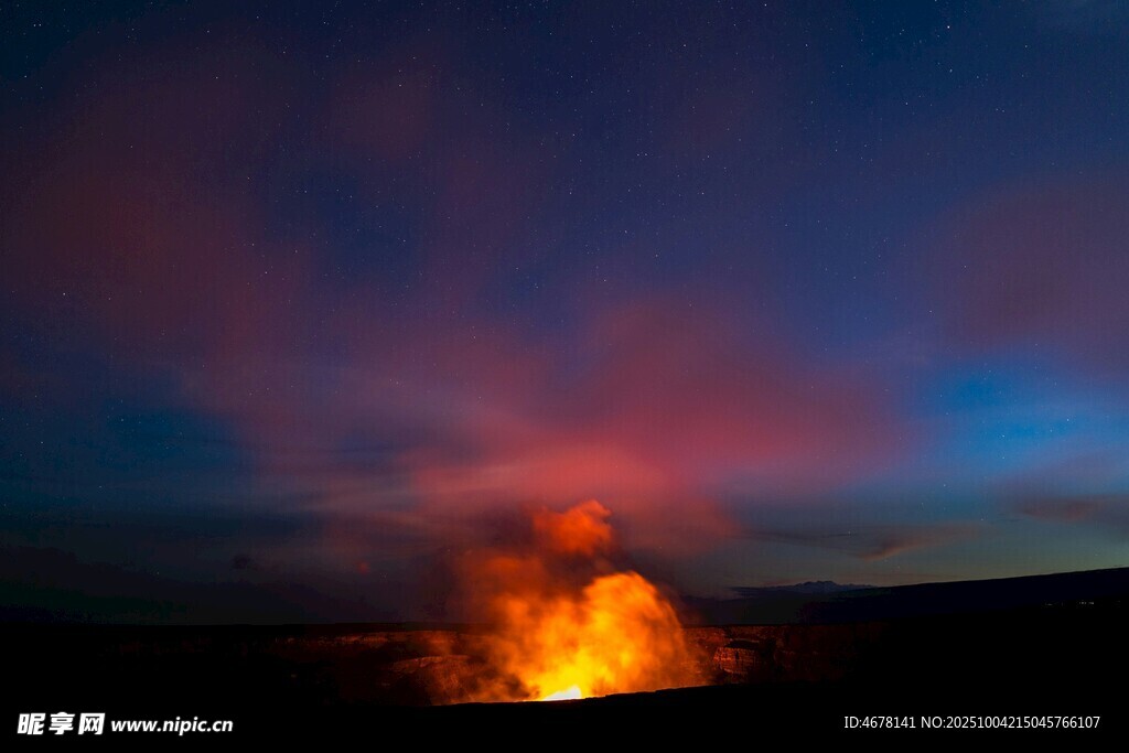 夜幕下的炽热火山喷发