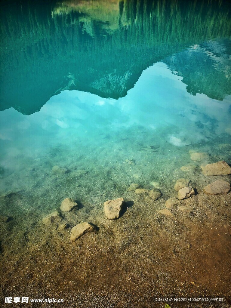 清澈湖底可见石块倒影