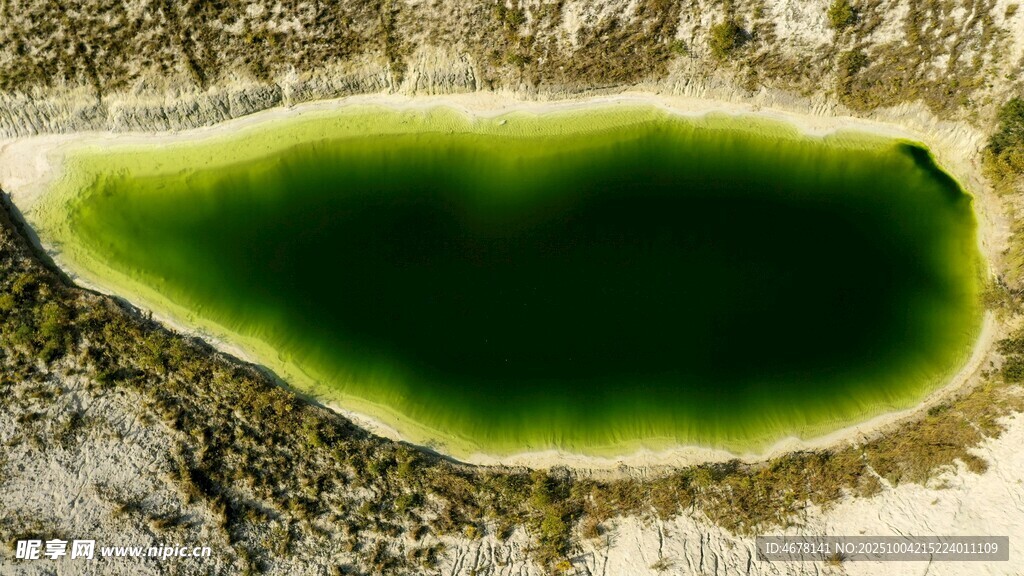 翠绿湖泊的独特地貌景观