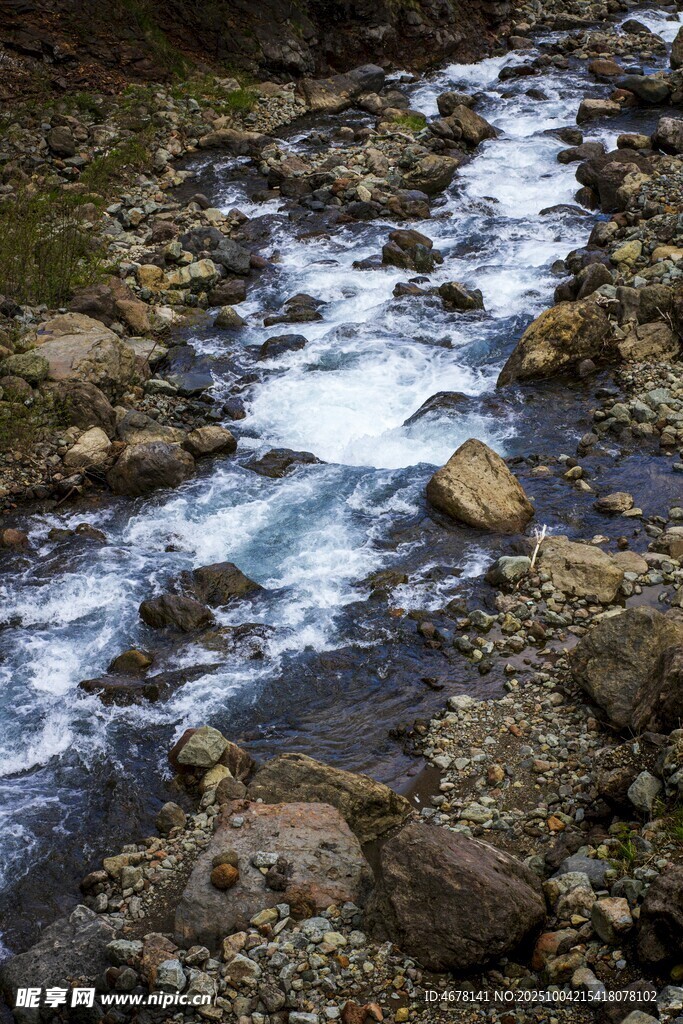 山间溪流潺潺石间水韵