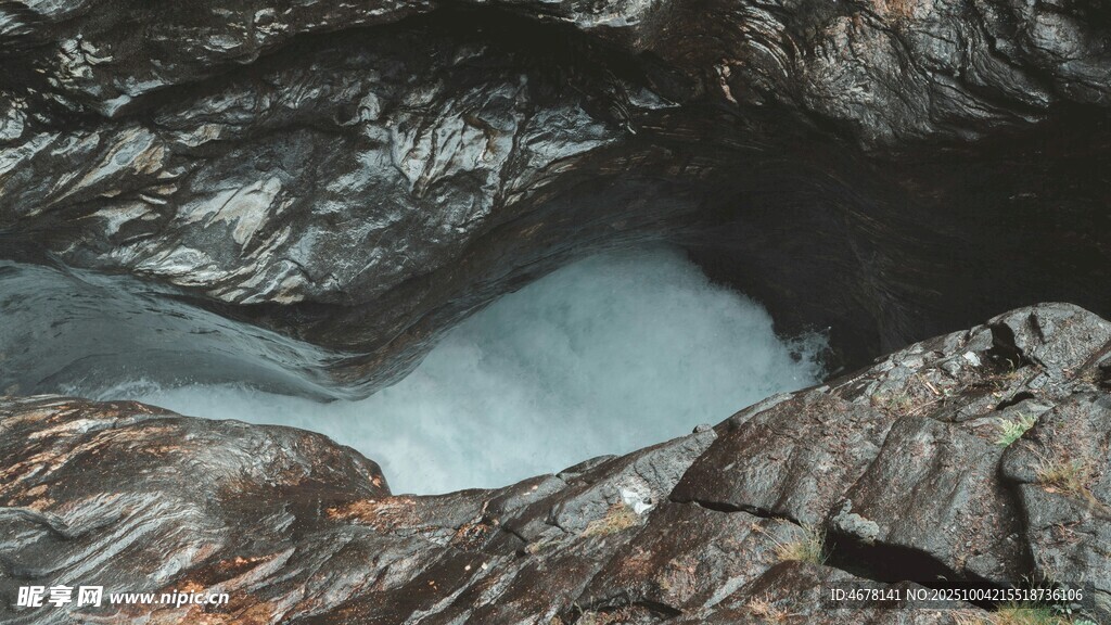 山间幽潭碧水映岩石