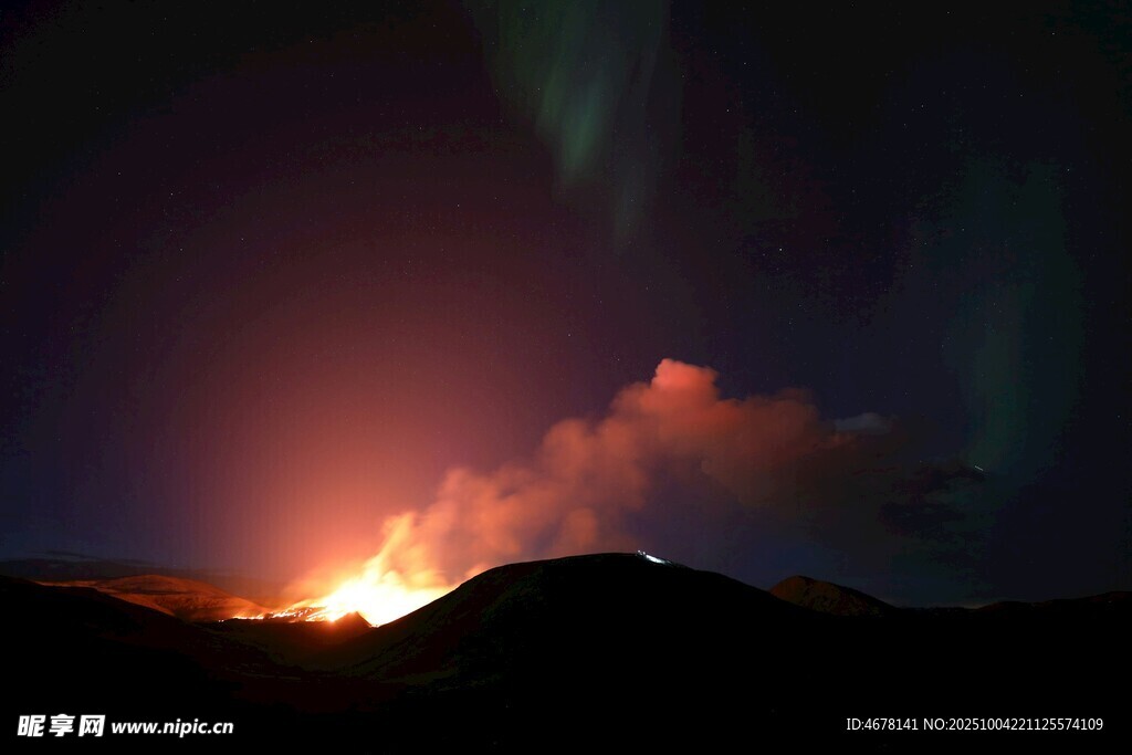 极光下的火山壮丽景象