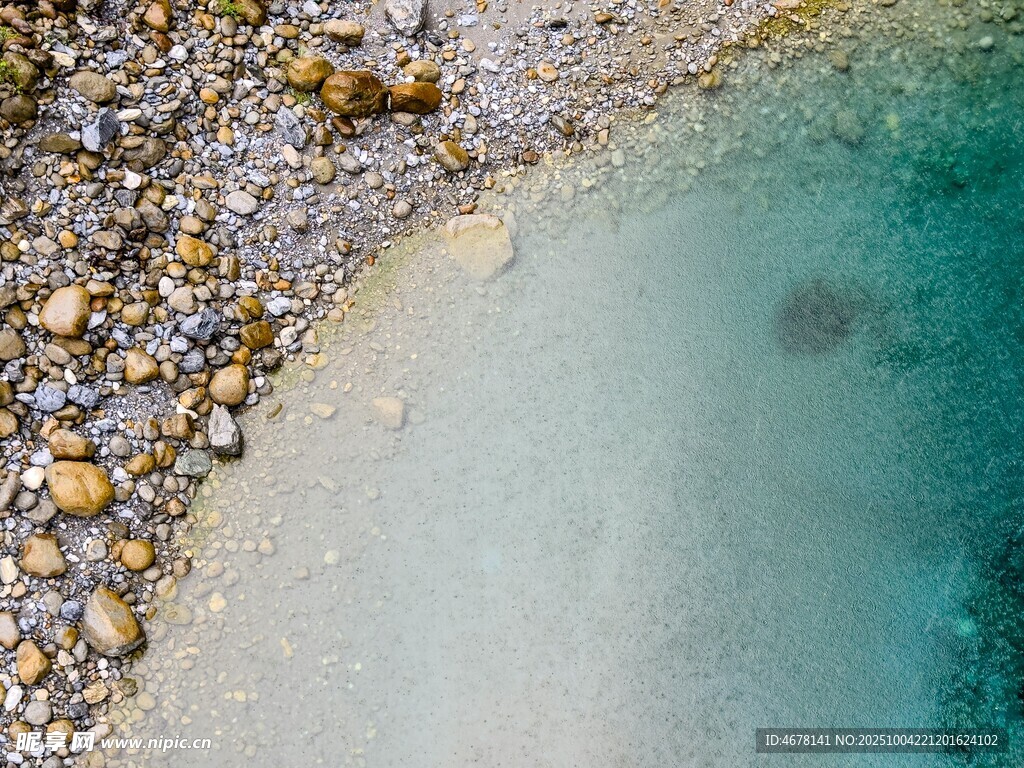 海边碎石与清澈海水