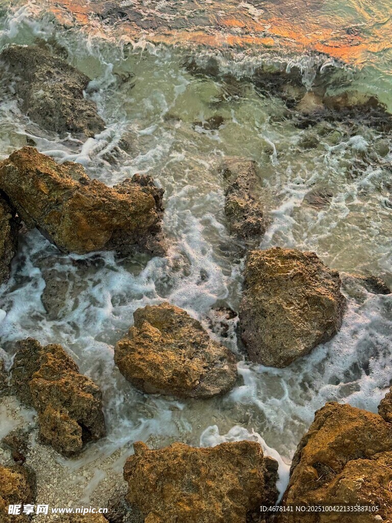 海浪拍打礁石的美丽景象