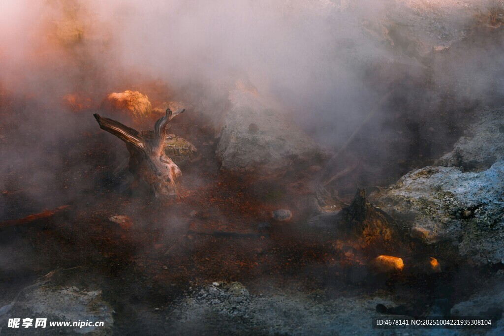 火山口烟雾缭绕景象
