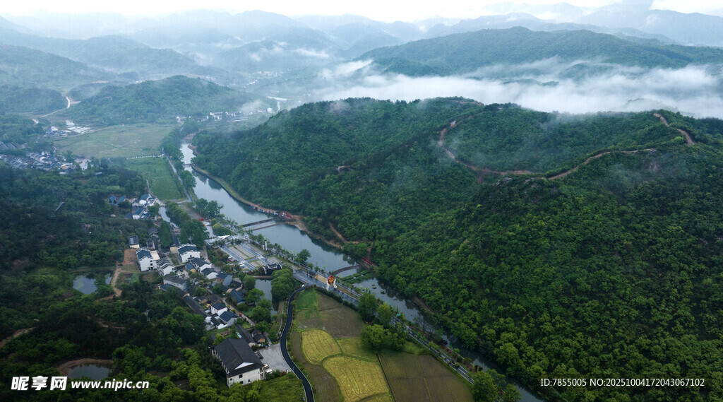 山村晨色