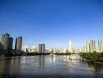 城市河畔风光