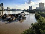 江边停泊船只与城市景观
