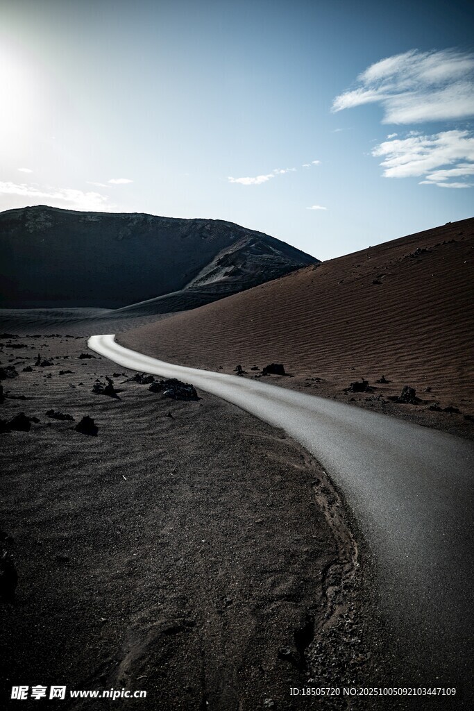 荒漠中的蜿蜒公路