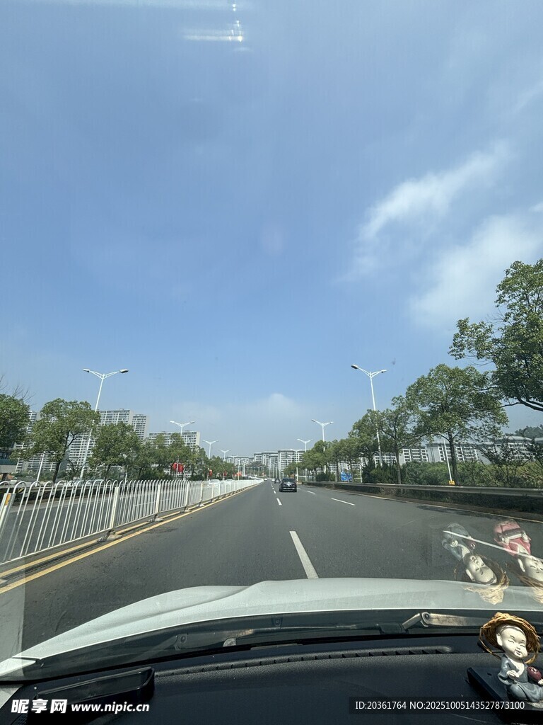 车内视角的道路风景