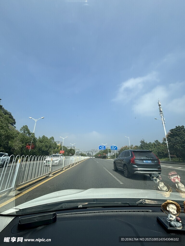 车内视角的公路行驶景象