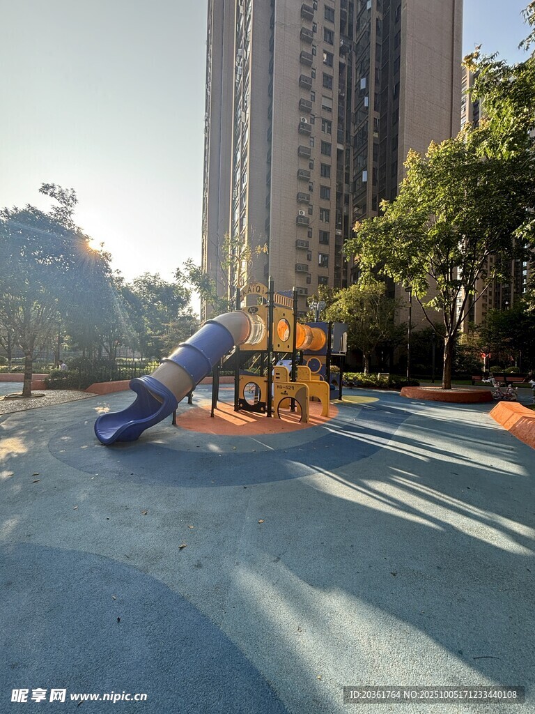 小区内的儿童户外游乐设施