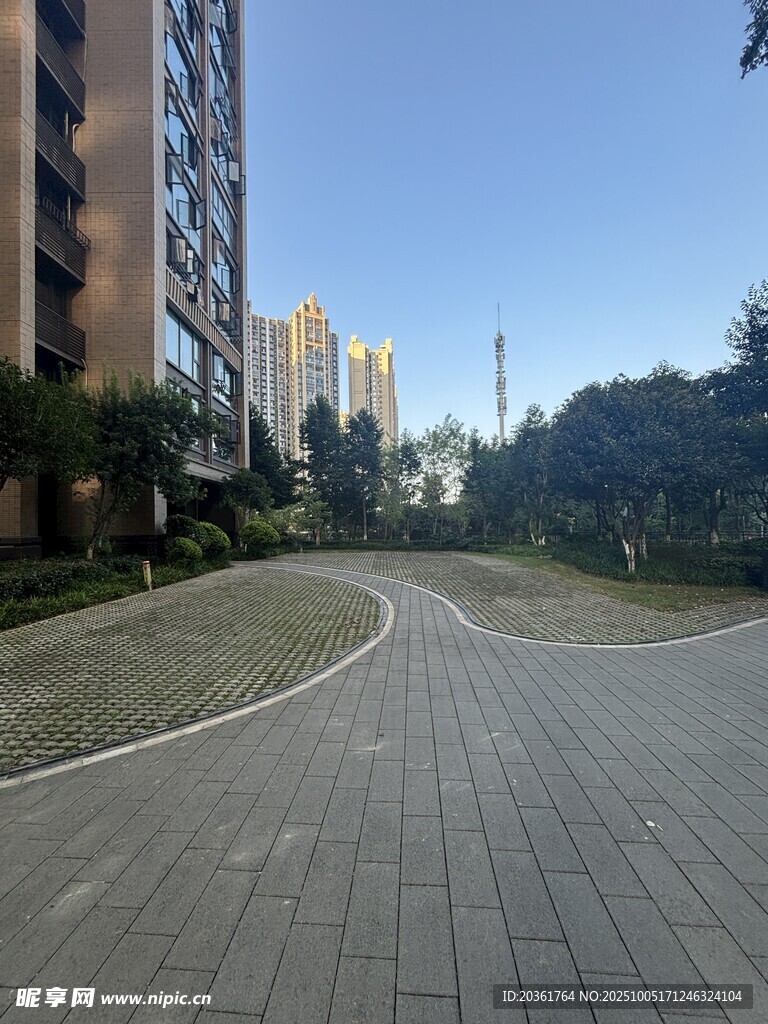 小区内的宽敞砖石铺就道路