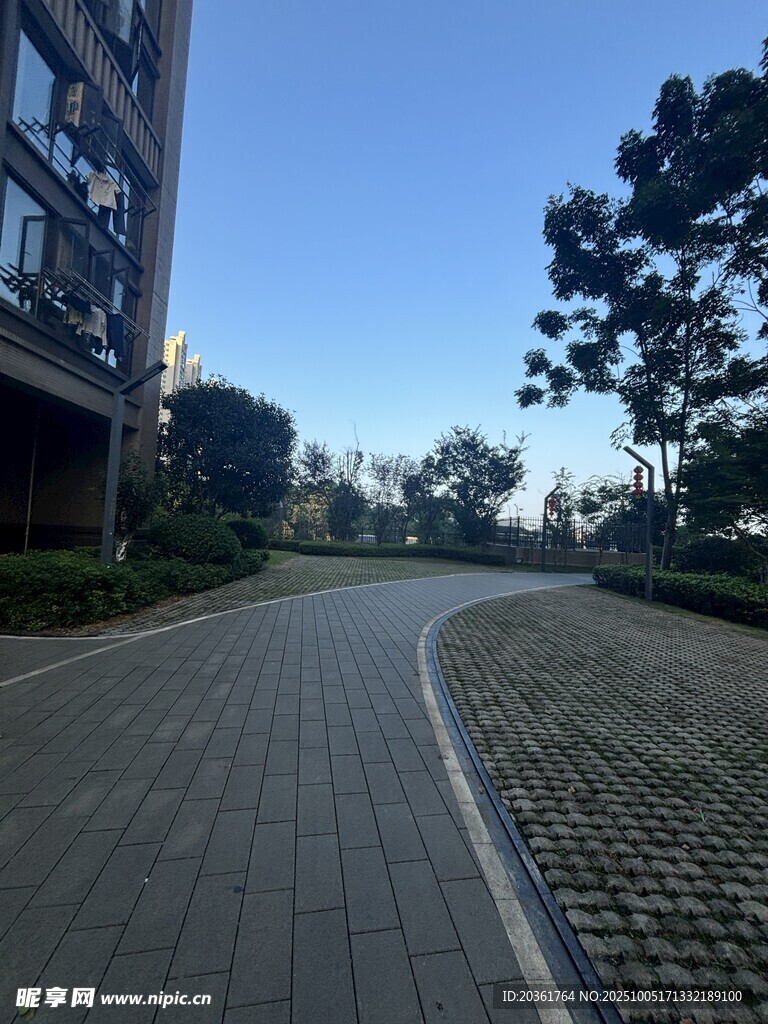 小区内的宁静砖石铺就小路