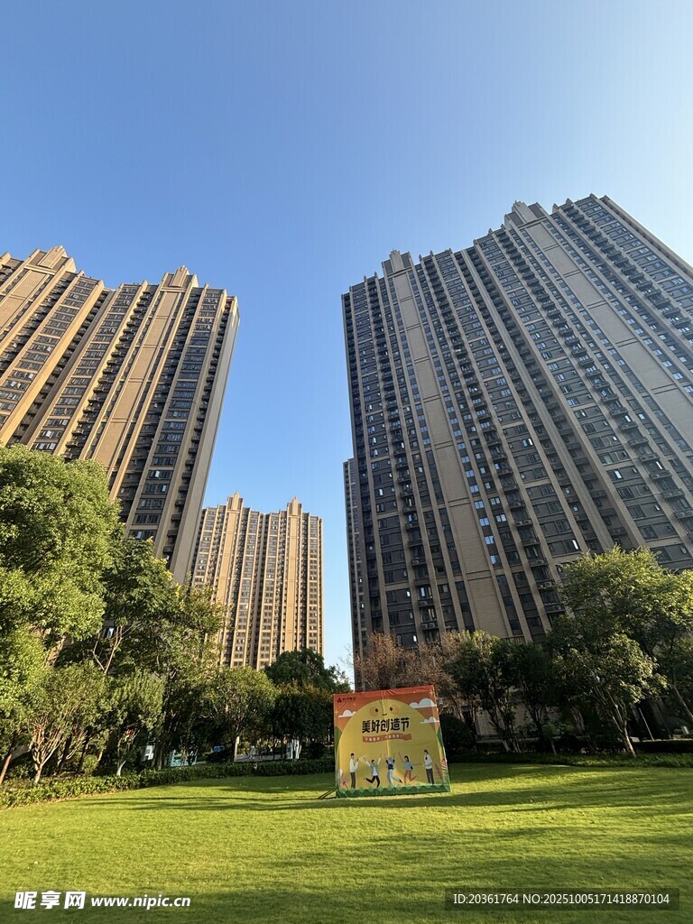 城市高层住宅旁的绿地景观