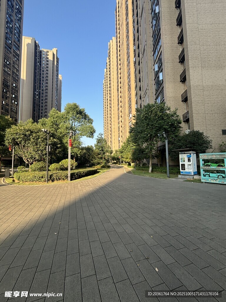 城市住宅区的宽阔步道